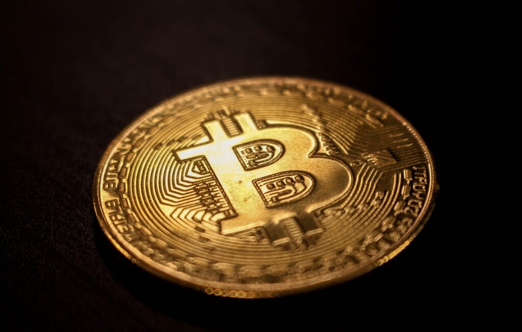 Scherm met cryptocurrency handelsdata en grafieken op een exchange
