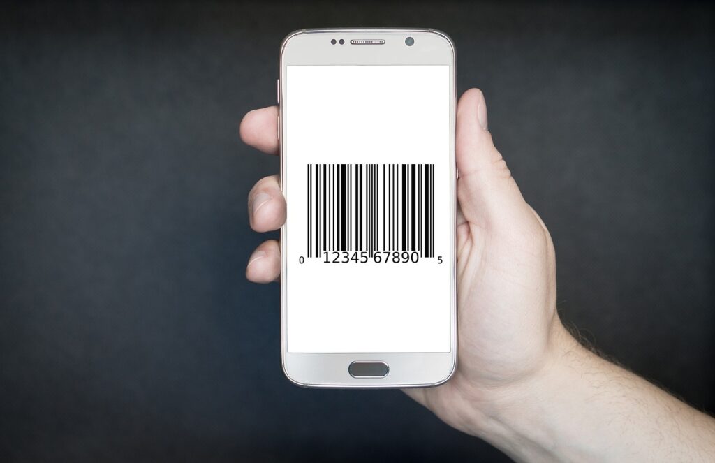 Iemand houdt een smartphone vast waarop een betaalapp open staat