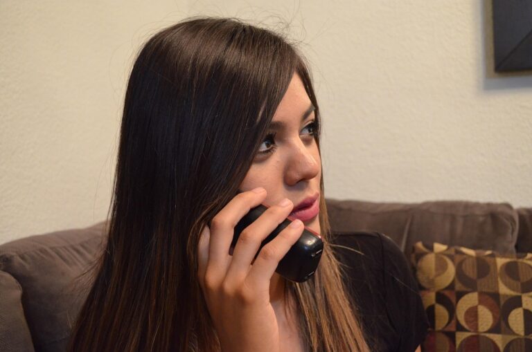 Persoon die aan de telefoon onderhandelt over vaste lasten