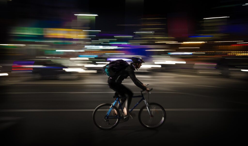 Persoon op een fiets met een bezorgtas onderweg voor een bijverdienste